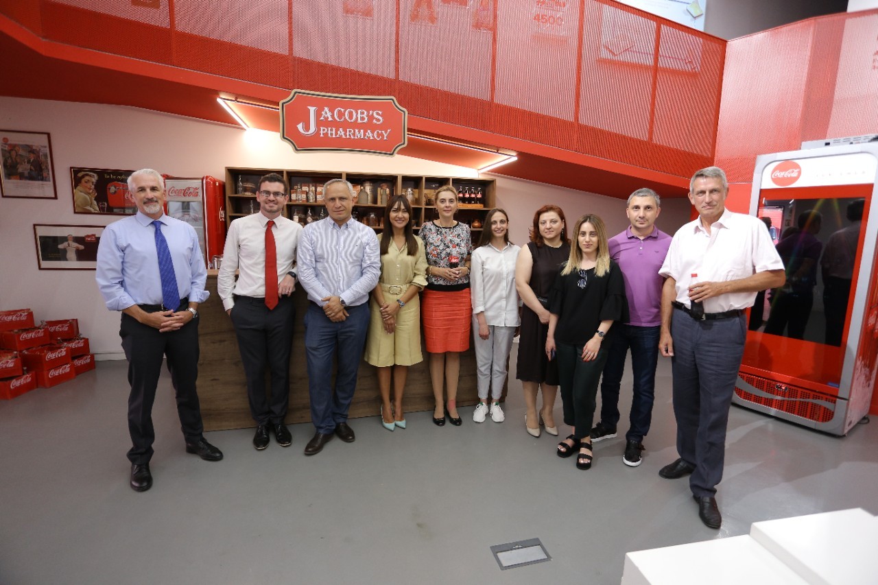 Հայկական‑բրիտանական գործարար պալատը (ABBC) ողջունեց Կոկա‑Կոլա ՀԲՔ Արմենիային որպես նոր անդամ՝ ընդգծելով ընկերության նշանակալի դերը ոչ ալկոհոլային խմիչքների ոլորտում և նրա ակտիվ ներգրավվածությունը կորպորատիվ սոցիալական պատասխանատվության նախաձեռնություններում։ Գործընկերությունը միտված է խթանելու կայուն զարգացումը, արդյունավետ համագործակցությունն ու բիզնես միջավայրի առաջընթացը Հայաստանում։